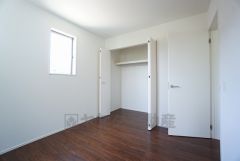 2面採光を確保した明るい室内は、風通しも良く、大変居心地の良い空間となっております。爽やかな風を感じて起きる朝は、快適生活の始まりに。