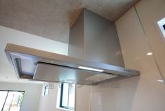 お手入れが簡単なスリム型レンジフードです。調理により発生する油煙や臭いを吸い込み、屋外へ排気してくれます。