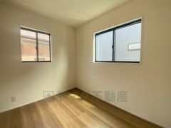 2面採光を確保した明るい室内は、風通しも良く、大変居心地の良い空間となっております。爽やかな風を感じて起きる朝は、快適生活の始まりに。