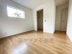 住む人のこだわりを活かす洋室＾＾日当たりがよく、寝室としての利用もおすすめ。広めのクローゼットもあり荷物もすっきり片付けれ、ゆとりのある暮らしが出来ます＾＾