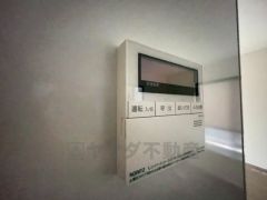 給湯器リモコンはキッチン横からボタンひとつで操作が楽々。通話ボタン付きでお子様とも会話ができて安心です。