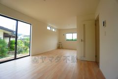 断熱性能の窓ガラスを採用。省エネ、光熱費カットにも貢献します。 夏は涼しく、冬は暖かく快適に過ごせます。