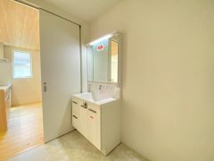 三面鏡つき洗面台。収納も一体型になっているので、ドライヤーやヘアアイロンの置き場に困りませんね。