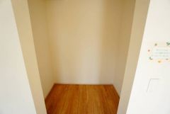 収納力豊富なウォークインクローゼット付き。洋服や小物などを1箇所にまとめて美しい収納を実現します。