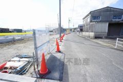 前面道路は北側公道約6.2ｍ。幅広く交通量も少ない為安心して離合できます＾＾