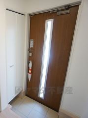 同仕様写真。たっぷり収納できるシューズボックスです。家族全員の靴がきれいに整頓できます。棚の上にお花や写真を飾っても良いですね。