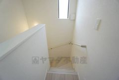 ご年配の方でも安心できる、手すり付き階段です＾＾段差も低めで設定されてますので安全性にも優れてますね＾＾