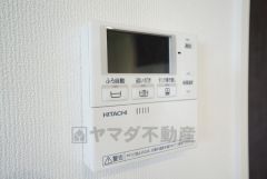 同仕様写真。給湯器リモコンはキッチン横からボタンひとつで操作が楽々。通話ボタン付きでお子様とも会話ができて安心です。