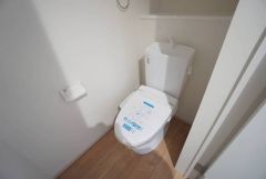 温水洗浄機付トイレです。節水機能もあるので、安心して使えますね。もちろん、1階2階の2ヶ所にトイレがあるので、忙しい朝にもゆとりができますね。