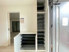 たっぷり収納できるシューズボックスです。家族全員の靴がきれいに整頓できます。棚の上にお花や写真を飾っても良いですね。