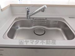 広々とした凸型シンクに洗剤ポケットを標準装備。大きなお鍋など洗いやすいです。洗剤や石鹸、スポンジもすっきりできる収納付き。