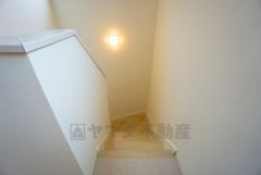 ご年配の方でも安心できる、手すり付き階段です＾＾段差も低めで設定されてますので安全性にも優れてますね＾＾