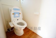 ウォシュレット付トイレです。節水機能もあるので、安心して使えますね。もちろん、1階2階の2ヶ所にトイレがあるので、忙しい朝にもゆとりができますね。