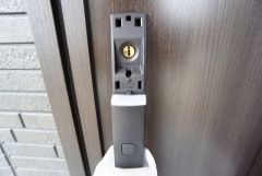 玄関扉にはボタン一つで開け閉め楽々のタッチキー。