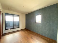 主寝室はアクセントクロスがオシャレですね。インテリアでどんな部屋にするのか考えるのも楽しみです。