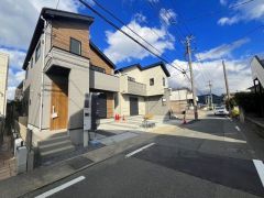 前面道路は5ｍ。 ゆとりを持ってスムーズに駐車出来ます＾＾ 通行量も少なく、お子様がいるご家庭でも安心して過ごせます＾＾
