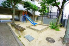 子育て層にうれしい敷地内公園。 小さな子供を目の届くマンション内で遊ばせられるので安心です。