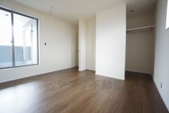 住む人のこだわりを活かす洋室＾＾日当たりがよく、寝室としての利用もおすすめ。広めのクローゼットもあり荷物もすっきり片付けれ、ゆとりのある暮らしが出来ます＾＾