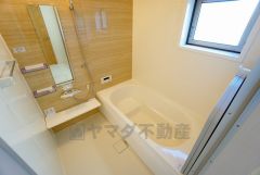 同仕様写真。1日の疲れを癒すくつろぎのバスルーム。足を伸ばしてもゆったりと入れるサイズです。お子様と一緒にお風呂に入っても狭くないですね^^