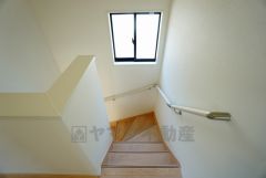 同仕様写真。ご年配の方でも安心できる、手すり付き階段です＾＾段差も低めで設定されてますので安全性にも優れてますね＾＾