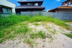 駐車スペースとは別にお庭もついております。広さも十分あるので、ガーデニングやBBQなど楽しみの増えるお庭です＾＾