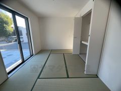 リビングからの続き間として和室をご用意しました。普段はリビングとつなげて開放的なスペースとして。来客時には客間としてお使いいただけます。