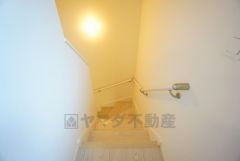 ご年配の方でも安心できる、手すり付き階段です＾＾段差も低めで設定されてますので安全性にも優れてますね＾＾