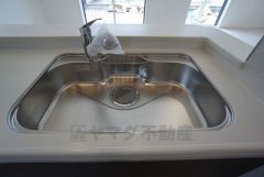 広々とした凸型シンクに洗剤ポケットを標準装備。大きなお鍋など洗いやすいです。