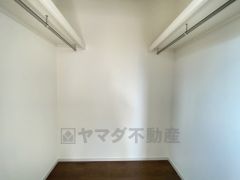 ウォークインクローゼット付きの洋室。スペースも広く、毎日のコーディネートが楽しくなります＾＾