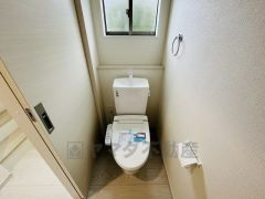温水洗浄機付トイレです。節水機能もあるので、安心して使えますね。もちろん、1階2階の2ヶ所にトイレがあるので、忙しい朝にもゆとりができますね。