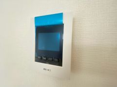 防犯性、セキュリティ対策に安心できるテレビモニター付きインターフォンです。セールスマン対策にもなり安心できます。