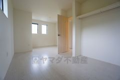 暖かい日差しが差し込む洋室。たっぷり収納できるクローゼット付きでお部屋の中をすっきりと快適に保てます。