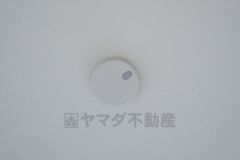 火災発生をいち早く知らせてくれる火災報知器は標準装備です。