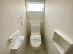 温水洗浄機付トイレです。節水機能もあるので、安心して使えますね。