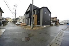 前面道路は公道北側約7.7ｍ、東側約4.1ｍ、私道南側約3.5ｍ。 車通りも少なく、安全性も確保しています＾＾