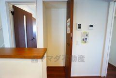 キッチン横パントリー収納。食器やキッチン用品、食料品の保存に便利です＾＾高さのある物もスッキリ収納できます＾＾