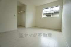 同仕様写真。明るい洋室です。ナチュラル色のフローリングで開放的な優しい雰囲気になっています＾＾ベッドや机、ＴＶを置いてもゆとりのある広さです。