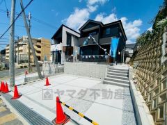 並列駐車2台分を確保＾＾ 広々としたカースペースはゆとりを持って駐車出来ますね＾＾