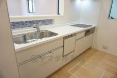 同仕様写真。リビングやダイニングからキッチン周りが丸見えにならない対面式キッチン。テレビ鑑賞や家族との対話がしやすく、ご家族の温かい時間を演出します。