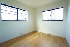 2面採光を確保した明るい室内は、風通しも良く、大変居心地の良い空間となっております。爽やかな風を感じて起きる朝は、快適生活の始まりに。