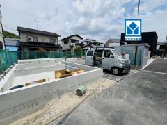 須恵駅まで自転車で約9分。 スーパー・コンビニ・ドラックストアまで徒歩10分圏内とお買い物が便利＾＾ 南向きで日当り良好です＾＾