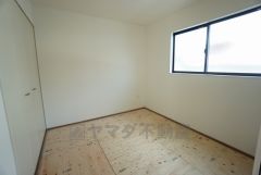 リビングからの続き間として和室をご用意しました。普段はリビングとつなげて開放的なスペースとして。来客時には客間としてお使いいただけます。