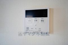 キッチン横からお湯張り、追い炊き、足し湯がボタン一つで楽々操作できる給湯機リモコンです＾＾忙しい夕飯の準備の時間帯に重宝しますね。