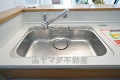 広々とした凸型シンクに洗剤ポケットを標準装備。大きなお鍋など洗いやすいです。洗剤や石鹸、スポンジもすっきりできる収納付き。