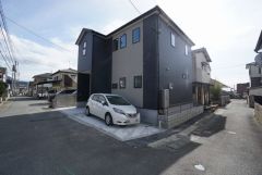 前面道路は公道北西側約4ｍ、北東側約5.6ｍ。角地で陽当たり・風通し良好＾＾