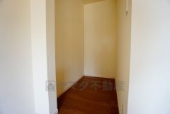 同仕様写真。キッチン横パントリー収納。食器やキッチン用品、食料品の保存に便利です＾＾高さのある物もスッキリ収納できます＾＾