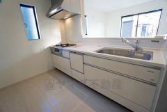 対面式カウンターキッチンでお子様の様子が見守れます。カウンタートップは耐熱性に優れており、日ごろのお掃除もふき取るだけでＯＫ。ステンレスシンクも簡単にお掃除できますよ。