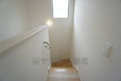 ご年配の方でも安心できる、手すり付き階段です＾＾段差も低めで設定されてますので安全性にも優れてますね＾＾