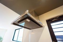 調理により発生する油煙や臭いを吸い込み、屋外へ排気してくれます。