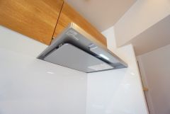 レンジフード。 調理により発生する油煙や臭いを吸い込み、屋外へ排気してくれます。